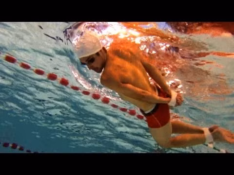 Trong bài này, người lính sẽ phải bơi với tư thể nghiêng người, nhịp nhàng ngóc đầu lên thở sau đó lại quẫy người như bơi bướm. Nguồn ảnh: Youtube.