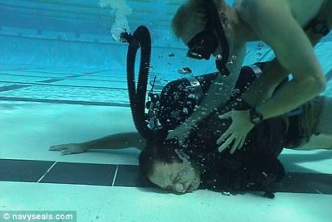 Trong bài bơi cận chiến có thiết bị, mục tiêu của các huấn luyện viên lại là giật ống thở và kính bơi của học viên. Nếu học viên trồi lên khỏi mặt nước họ cũng sẽ bị đánh trượt, họ sẽ phải giành lại ống thở của mình nếu bị huấn luyện viên giật mất. Nguồn ảnh: DM.