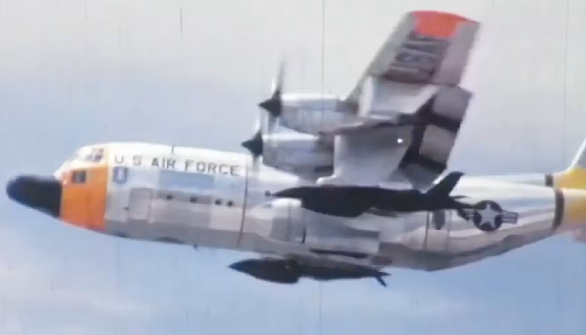 Cụ thể, trong chiến dịch Con gà (Operation Chicken), Mỹ đã cải biên các máy bay không người lái của mình để chúng có khả năng tự động né tránh sự theo đuôi của các máy bay MiG thuộc Không quân Việt Nam và né tránh được cả tên lửa SAM của lực lượng phòng không. Nguồn ảnh: Youtube.