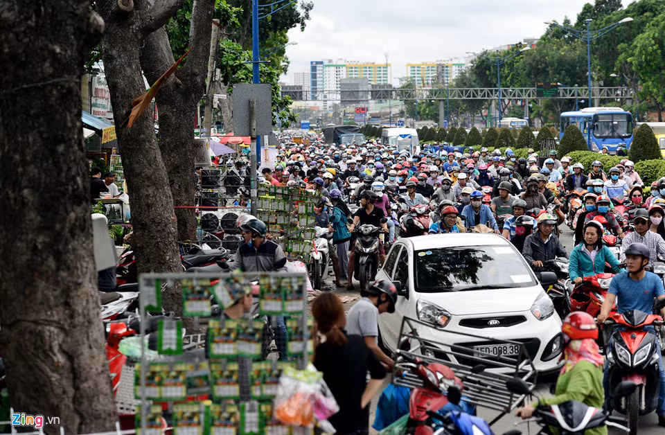 Vào giờ cao điểm chiều và các ngày cuối tuần, khách hàng đổ về chợ sinh vật cảnh lớn nhất TP.HCM càng đông hơn khiến khu vực này chật kín người và xe cộ.