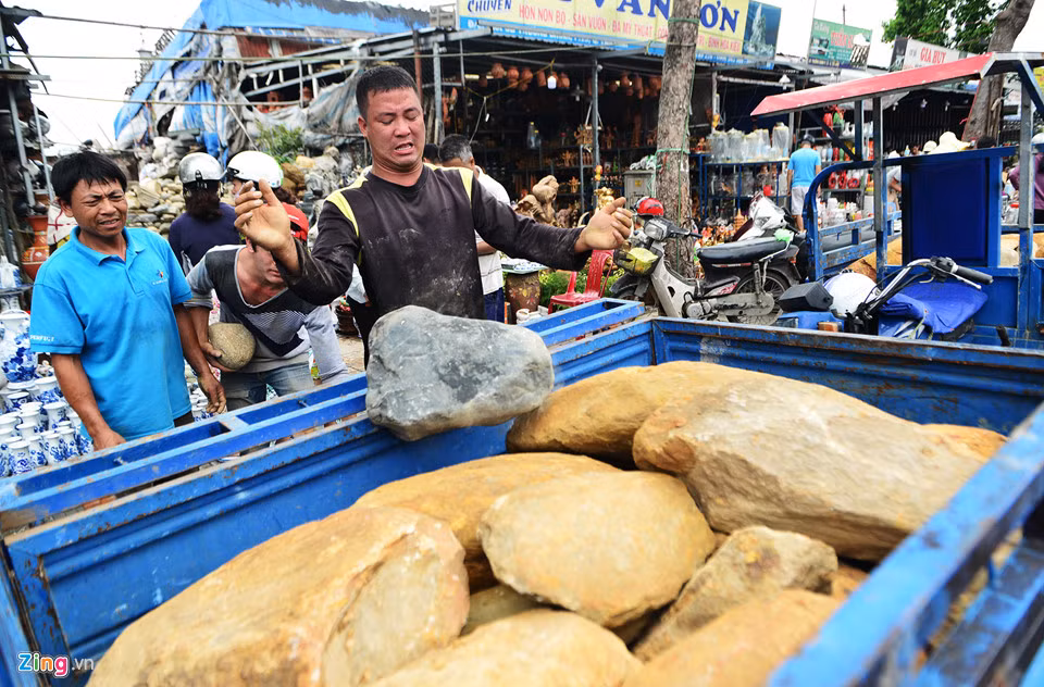 Ngoài khách mua lẻ dùng cho gia đình, một số khách hàng thuê cả xe ba gác, ôtô để mua với số lượng lớn.