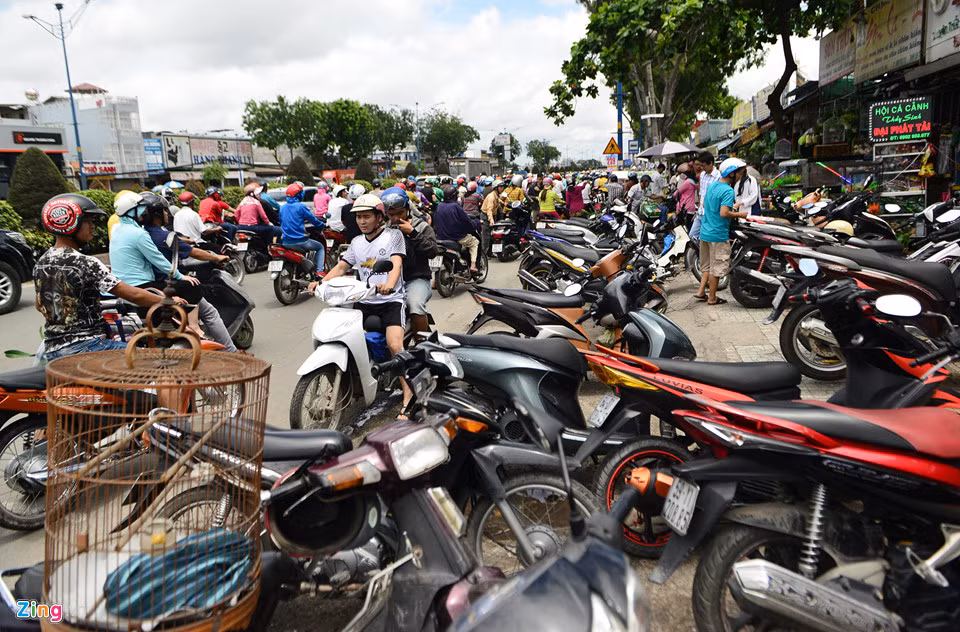 Khách hàng để xe dưới lòng đường gây khó khăn cho giao thông đoạn đường này.