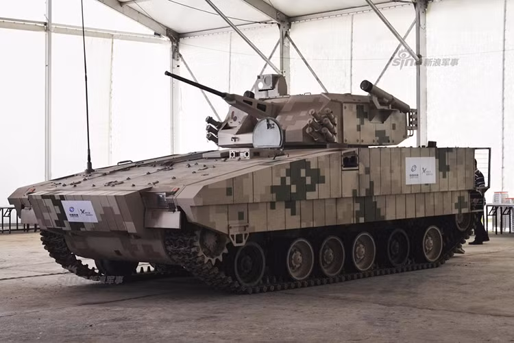 Cận cảnh xe chiến đấu bộ binh VN17 do Norinco chế tạo, nó được trang bị hệ thống vũ khí chính gồm pháo tự động 30mm, súng máy đồng trục 7.62mm và cả tên lửa chống tăng dẫn đường Hongjian-12 (Red Arrow 12). Nguồn ảnh: Sina.