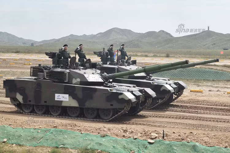 Bên cạnh đó, Norinco còn giới thiệu cả một số mẫu xe tăng chiến đấu chủ lực đang sản xuất dành cho quân đội một số nước mà tập đoàn này thắng thầu gần đây. Nguồn ảnh: Sina.