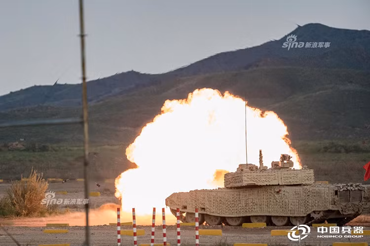 GL-5 được giới truyền thông nước ngoài đánh giá là hệ thống phòng thủ chủ động nhái RAE và có khả năng đánh chặn tên lửa cỡ 120mm. Ảnh: Tên lửa cỡ 120mm bị vô hiệu hóa nổ cách xe tăng khoảng 4 mét. Nguồn ảnh: CNR.