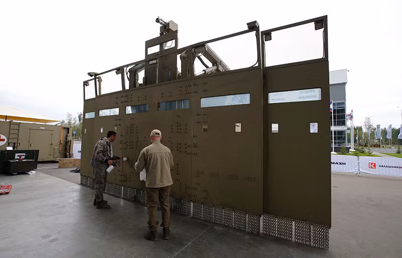 Trên tấm lá chắn cũng có thiết kế các lỗ vuông, có thể dùng cho lực lượng cảnh sát cơ động trong trường hợp họ muốn khai hỏa các loại súng phóng lựu hơi cay về phía đám đông. Nguồn ảnh: Kalashnikov.