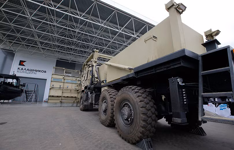 Với kiểu thiết kế trên tấm chắn của "The Shield" hoàn toàn có thể bảo vệ người đứng bên trong trước các tác nhân từ bên ngoài, điển hình như lực lượng cảnh sát chống bạo động trấn áp các phần tử quá khích. Khi không sử dụng, tấm chắn của "The Shield" có thể thu gọn lại, xếp vào thùng sau xe một cách dễ dàng. Nguồn ảnh: Kalashnikov.