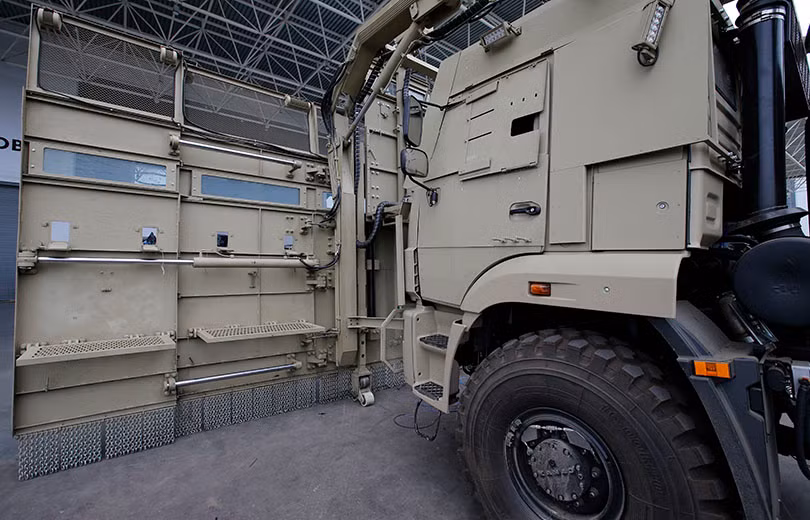 "The Shield" là mẫu xe bọc thép chống bạo động tiên tiến do Kalashnikov phát triển và được giới thiệu lần đầu tiên tại triển lãm Army-2017. Điểm khiến "The Shield" trở nên đặc biệt chính là việc nó được trang bị một tấm khiên bảo vệ cỡ lớn ngay phía trước xe với chiều dài tối đa có thể triển khai lên tới 12m và cao trên 4m.Nguồn ảnh: Kalashnikov.