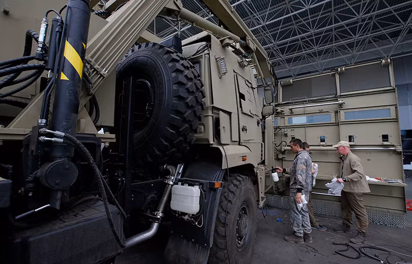 Điểm yếu của loại phương tiện chống biểu tình này đó là người lính ở phía sau tấm lá chắn không thể quan sát được toàn cảnh xung quanh khu vực hoặc vị trí của đối tượng ở phía bên kia tấm lá chắn. Nguồn ảnh: Kalashnikov.