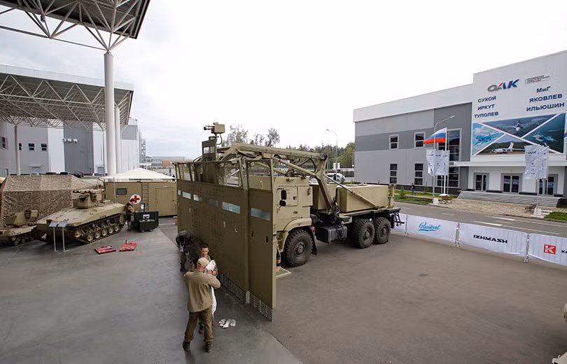 Với việc được đặt cố định lên xe tải đặc chủng, những tấm rào chắn cơ động này có khả năng triển khai nhanh chỉ trong vài phút cũng như khi thu hồi. Nguồn ảnh: Kalashnikov.