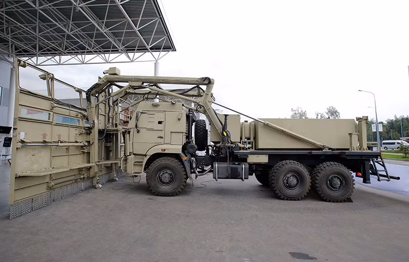 Các ống thủy lực được sử dụng để triển khai và thu hồi lá chắn rất chắc chắn, có thể chịu được lực va đập nặng hàng tấn mà không hề hề hấn gì. Trong trường hợp đám đông người biểu tình bạo động sử dụng các phương tiện như xe tải, xe công nông húc vào tấm lá chắn này, nó vẫn có thể giữ vững được vị trí của mình. Nguồn ảnh: Kalashnikov.