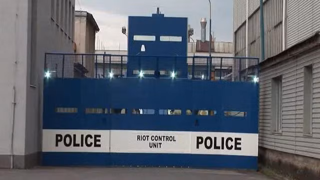 Đám đông biểu tình sẽ không có cách nào để vượt qua được những thiết bị chặn đường này. Có thể coi đây là một thiết bị ngăn chặn biểu tình cực kỳ đơn giản mà không gây sát thương cho cả đôi bên. Nguồn ảnh: IBT. M60 Mỹ, T-72 Liên Xô, Leopard 1 Đức, Chieftain của Anh và AMX-13 Pháo 15 phút trước