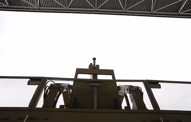 Phía trên đỉnh tấm lá chắn thậm chí còn có một "chòi canh" được gia cố để lực lượng thi hành pháp luật quan sát động tĩnh của đám đông. Nguồn ảnh: Kalashnikov.