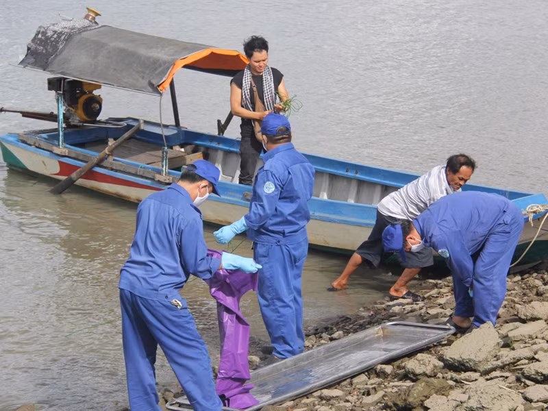 Phat hien thi the co gai tre troi tren song Sai Gon