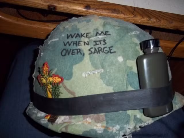 "Đánh thức tôi dậy khi cuộc chiến kết thúc". Có lẽ chủ nhân của thông điệp này đã quá mệt mỏi với cuộc chiến vô nghĩa ở Việt Nam. Nguồn ảnh: Img.