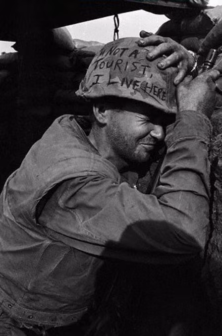 "Tôi không phải khách du lịch, tôi đã sống ở đây". Có lẽ người lính này đã chiến đấu quá lâu đến nỗi coi Việt Nam là "quê hương thứ hai" của mình. Nguồn ảnh: Pinterest.