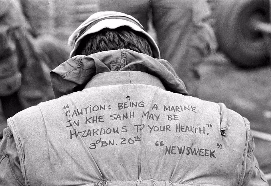 "Lưu ý: Làm lính Thủy quân Lục chiến ở Khe Sanh có thể ảnh hưởng tới sức khỏe của bạn". Đây chỉ là một trong nhiều thông điệp phản chiến của lính Mỹ được viết ngay trên áo hoặc mũ của họ trong suốt thời gian tham chiến tại Việt Nam. Bởi họ đã quá chán ghét cuộc chiến phi nghĩa này và mỗi ngày trôi qua đối với họ như một cơn ác mộng không bao giờ tỉnh giấc. Nguồn ảnh: Relata.