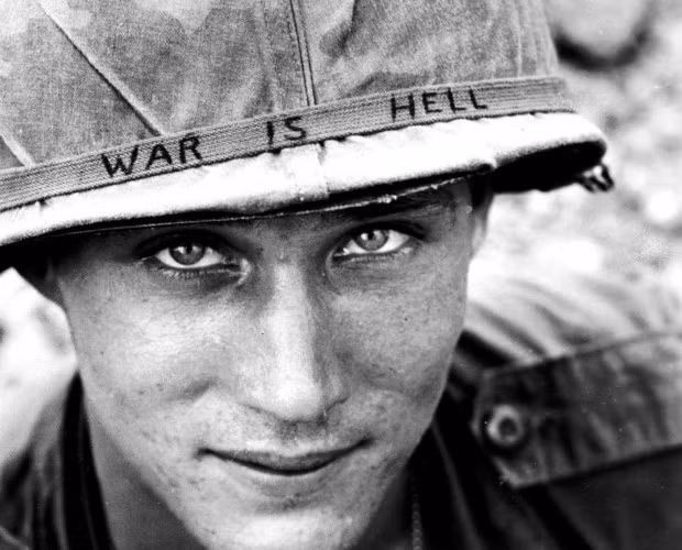 Bức ảnh nổi tiếng với dòng chữ "Chiến tranh là địa ngục" và khuôn mặt trẻ măng của một binh lính Mỹ trên chiến trường Việt Nam. Nguồn ảnh: Caro.