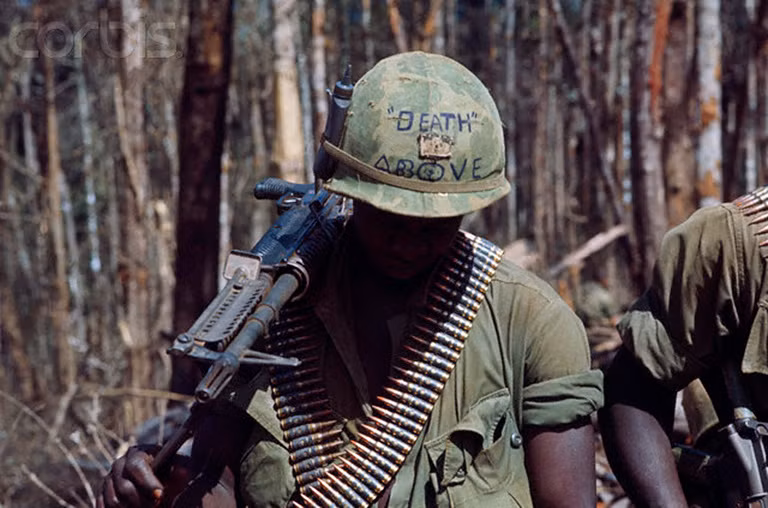 "Cái chết phía trên", có thể hiểu là "cái chết ở phía trước" theo cách nói tiếng lóng của những người Mỹ gốc da màu. Nguồn ảnh: Tom.