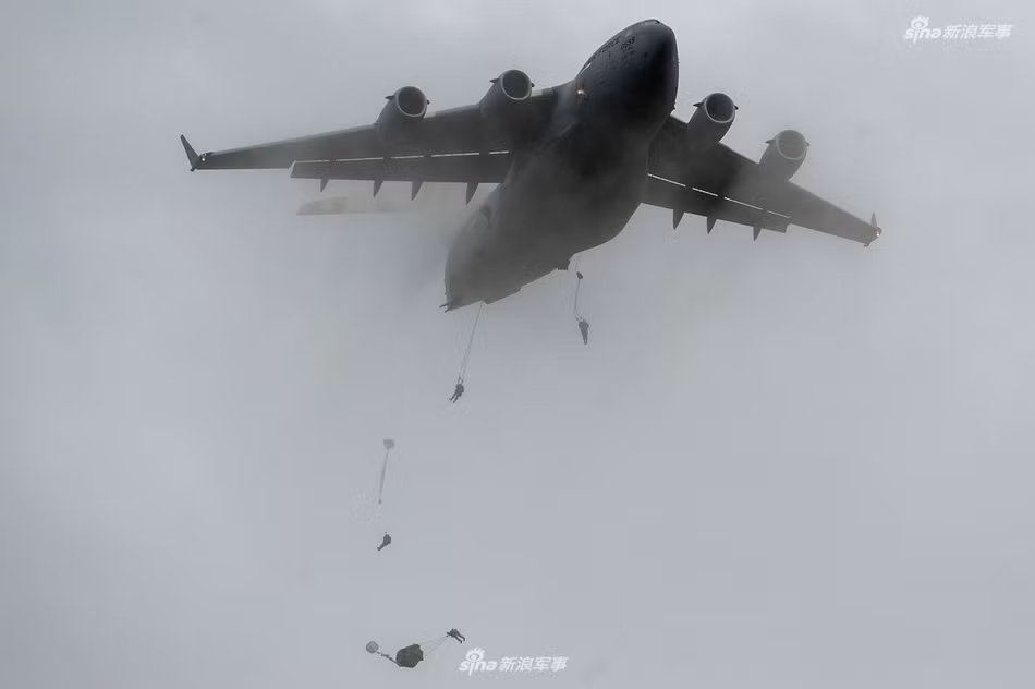 Ngoài việc thả quân, C-17 còn có cửa mở phía đuôi cho phép thả hàng hóa, thậm chí là pháo hay xe bọc thép xuống trận địa. Nguồn ảnh: Sina.