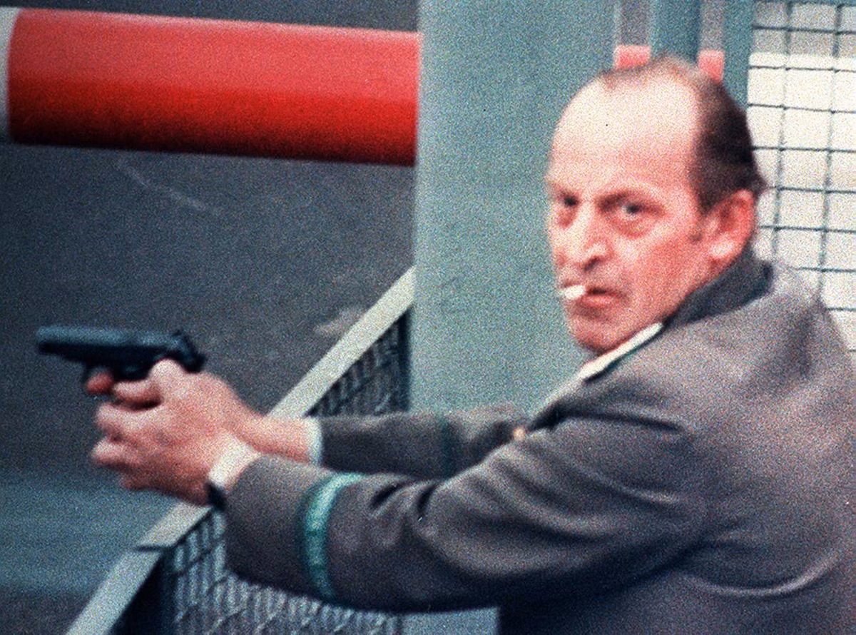 Một cảnh sát Đông Đức tham gia vào vụ bắt giữ hai thanh niên vượt rào kể trên, nhân chứng cho biết đã có tiếng súng nổ nhưng có vẻ như đó là tiếng súng cảnh cáo, không có người bị thương trong vụ việc. Nguồn ảnh: Theatlantic.