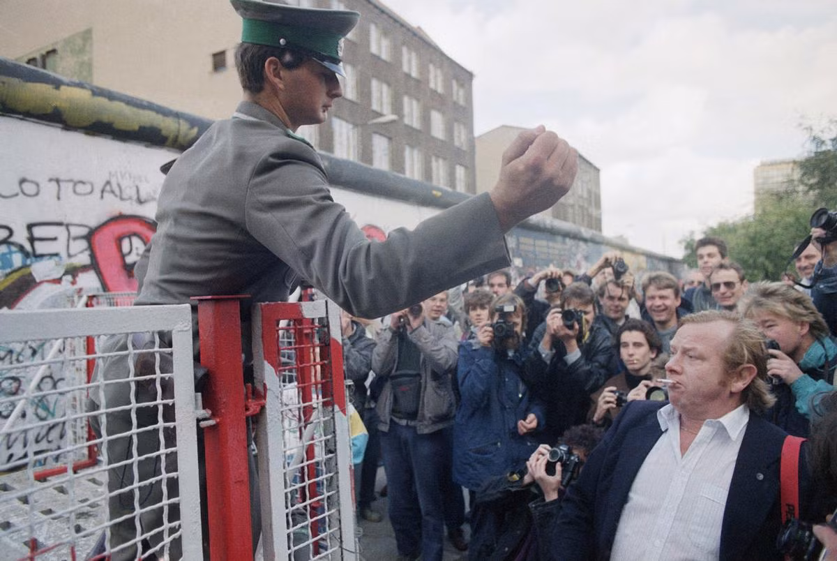 Cảnh sát Đông Đức tấn công những người dân Tây Đức hiếu kỳ khi họ cố áp sát trạm kiểm soát Charlie để gây áp lực cho chính quyền phía Đông mở cửa cho người dân tự do đi lại vào ngày 7/10/1989. Lúc này, bức tường Berlin chuẩn bị sụp đổ. Nguồn ảnh: Theatlantic.