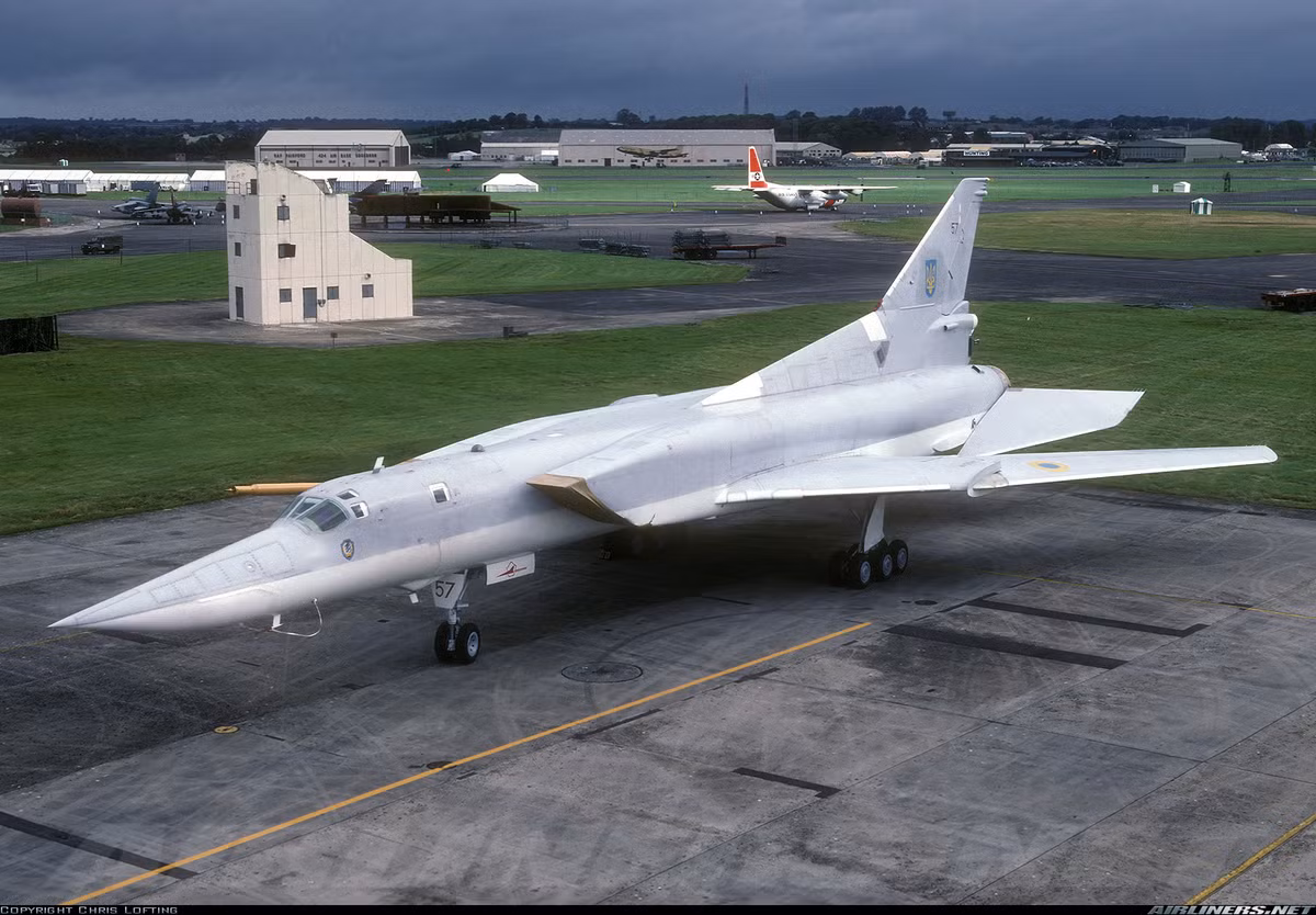 Khả năng mang bom của những máy bay Tu-22M là cực kỳ đáng nể nếu so với cả những máy bay ném bom hiện đại ngày nay. Cụ thể, Tu-22M có thể mang theo tới 24 tấn bom, tên lửa và cả các loại vũ khí tấn công thông minh. Loại máy bay này cũng có khả năng mang theo các tên lửa hạt nhân tầm ngắn dưới cánh. Nguồn ảnh: Airliners.