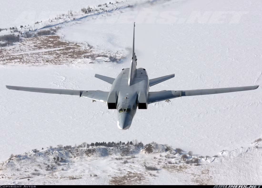 Mặc dù là máy bay ném bom chiến lược nhưng trên chiếc Tu-22M này còn được trang bị một khẩu pháo GSh-23 cỡ nòng 23mm điều khiển từ trong buồng lái. Nguồn ảnh: Airliners.