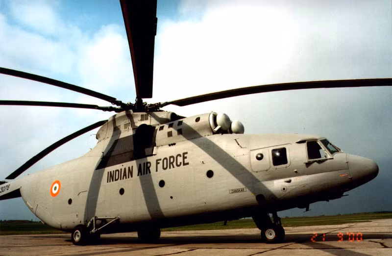 Do có địa hình ở trên cao, không khí loãng nên chỉ một vài loại trực thăng vận tải có thể hoạt động được ở khu vực tranh chấp giữa hai nước. Một trong số đó là loại trực thăng vận tải khổng lồ Mi-26. Với khả năng vận tải vượt trội của mình, các trực thăng Mi-26 không những có thể chở hàng, chở người mà còn có thể không vận được cả pháo lựu lên dãy Himalaya. Nguồn ảnh: WWM.