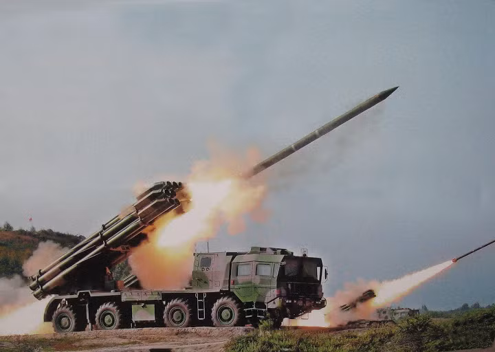 Phía Trung Quốc còn được trang bị các loại pháo phản lực PHL03 cỡ nòng 300mm. Loại pháo phản lực khổng lồ này của Trung Quốc có tầm bắn từ 70 tới 130km phụ thuộc vào loại đạn. Nguồn ảnh: Defense.