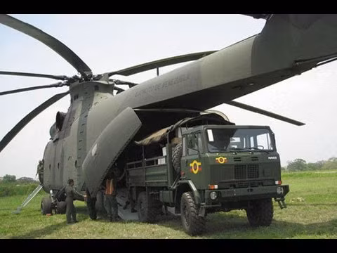 Tuy nhiên số lượng trực thăng vận tải Mi-26 trong biên chế của Không quân Ấn Độ là không nhiều, hiện nước này đang có kế hoạch mua thêm các trực thăng vận tải CH-47 từ Mỹ để thay thế dần cho các trực thăng vận tải cũ kỹ từ thời Liên Xô của mình. Nguồn ảnh: Pinterest.