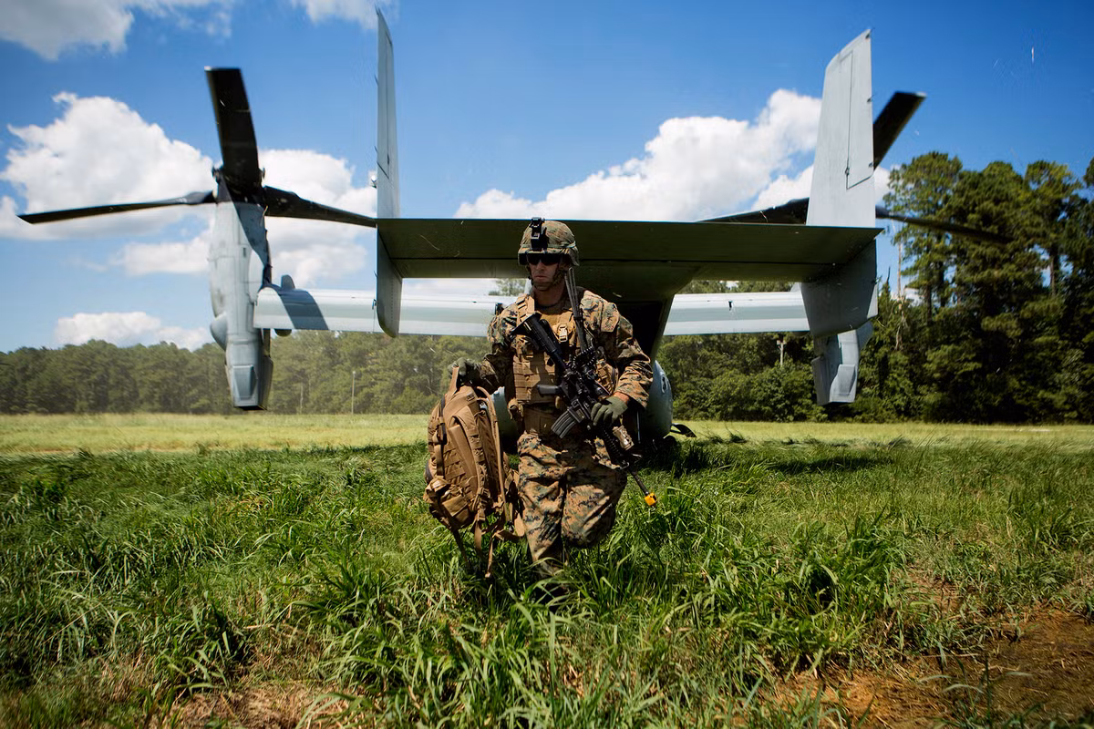 Lính thủy Đánh bộ Mỹ cùng máy bay vận tải V-22 Osprey diễn tập đổ quân. Nguồn ảnh: Chosul.