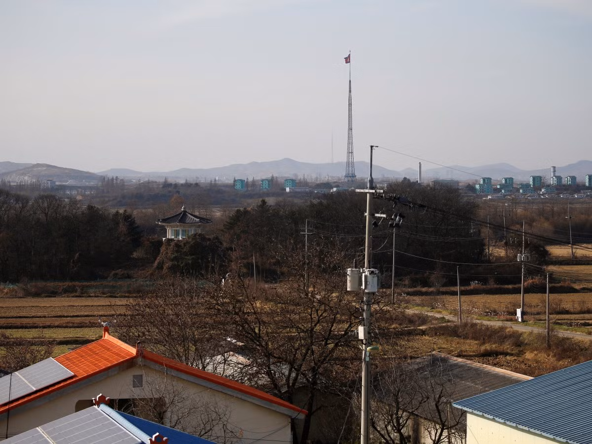 Trừ khi được quân đội hộ tống còn bình thường học sinh bị cấm đi lại bên ngoài trường học, vốn hướng về phía Triều Tiên và có mặt tiền được ốp gạch để chống lại đạn lạc. Trong ảnh, phía xa xa có thể thấy cờ Triều Tiên trên đỉnh tháp cao 160 mét tại ngôi làng Gijungdong của Triều Tiên.