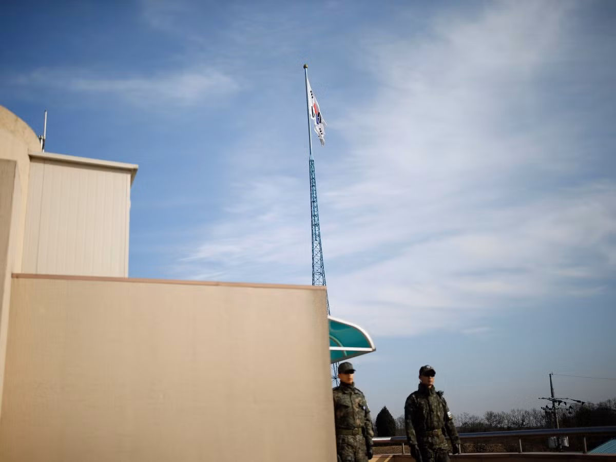 Trường Daesungdong ban đầu được mở cho con em của các nông dân được phép ở lại DMZ sau chiến tranh. Hàn Quốc và Triều Tiên về mặt kỹ thuật vẫn đang ở trong một cuộc chiến vì cuộc xung đột giữa 2 nước đã kết thúc bằng một lệnh ngừng bắn chứ không phải hiệp định hòa bình.