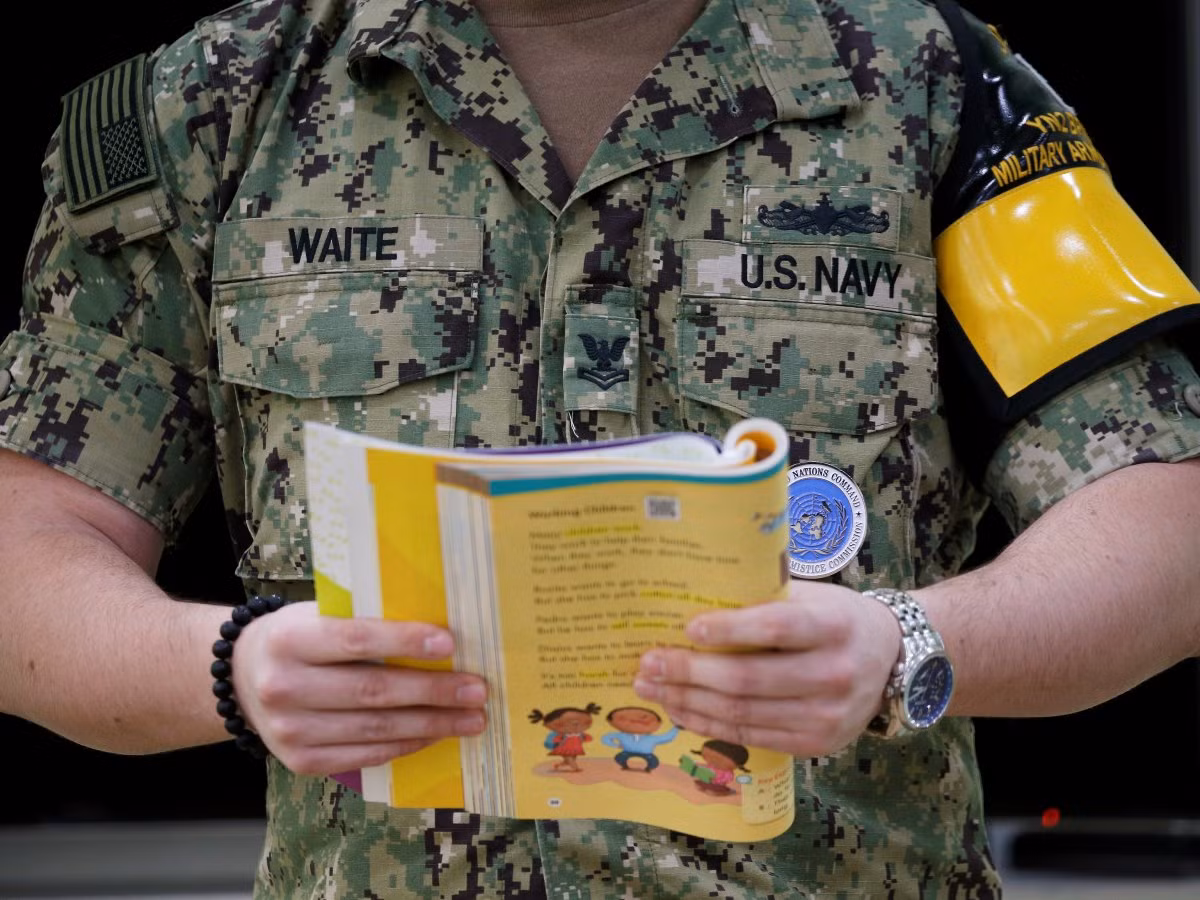 Người Hàn Quốc sống ở biên giới cho con đi học vì trẻ em được trao cơ hội hiếm có để học tiếng Anh với lính Mỹ. Đây là môn quan trọng trong các kỳ thi vào Đại học nên các phụ huynh đều mong muốn con mình học giỏi tiếng Anh.