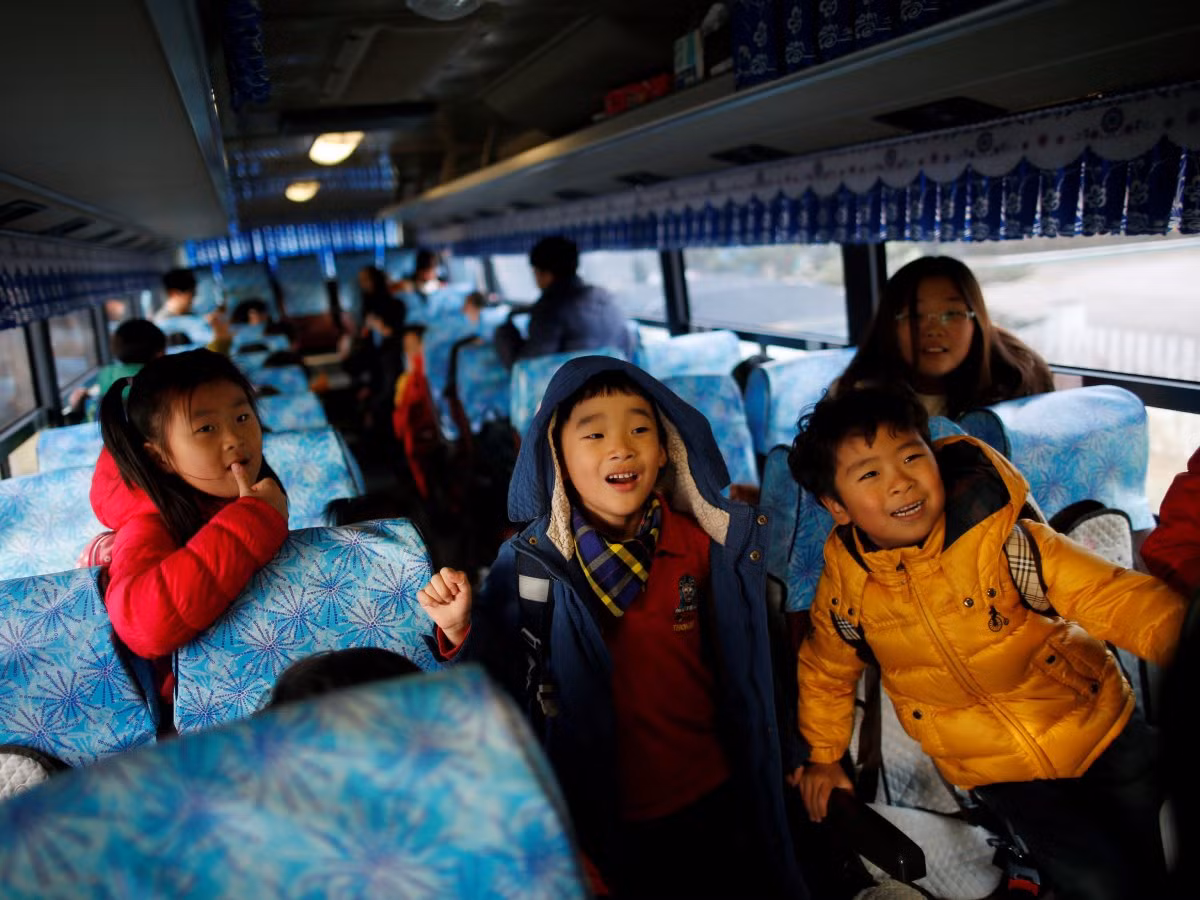 Để đi học hàng ngày, 29 học sinh Trường Tiểu học Daesungdong phải đi qua hàng rào dây thép gai, các trạm kiểm soát quân sự và các hàng rào chống tăng... Khi đến thăm khu phi quân sự DMZ năm 1993, cựu Tổng thống Mỹ Bill Clinton đã gọi khu vực này là "nơi đáng sợ nhất trên Trái đất".