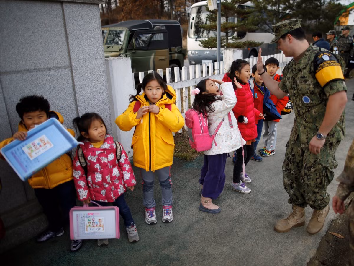 Ở phía Nam của DMZ là trại lính Mỹ. Trại này chỉ cách DMZ khoảng 5 phút lái xe. Lính Mỹ theo dõi tính hình Triều Tiên và dạy tiếng Anh cho các học sinh tại Trường Tiểu học Daesungdong. Trong ảnh, một sĩ quan Hải quân Mỹ đập tay với nhóm học sinh Daesungdong.
