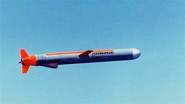 Rất có thể, kết cấu bên trong của quả tên lửa hành trình Tomahawk bao gồm hệ thống dẫn đường, các đầu đạn cùng hệ thống máy tính điều khiển sẽ được can thiệp, có sự thay đổi lớn để mang tới khả năng chống hạm cho loại tên lửa hành trình này, biến Tomahawk thành tên lửa chống hạm có tầm bắn xa bậc nhất thế giới. Nguồn ảnh: Press.