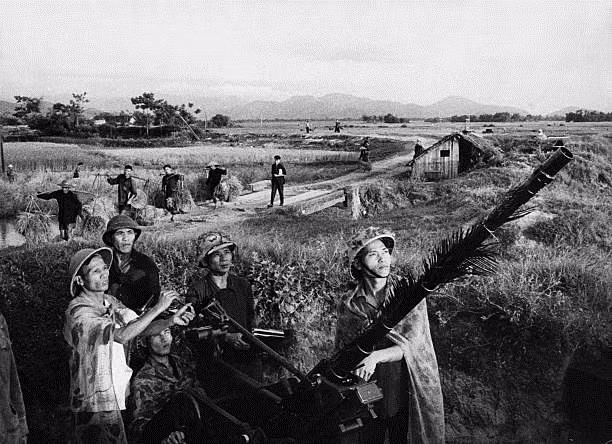 Và đó chính là lúc hệ thống phòng không tầm trung và tầm thấp của ta với các loại pháo phòng không như 57 ly, 37 ly, 14,5 ly, 12,7 ly,... bắt đầu phát huy tác dụng. Thấp hơn một chút nữa, ở khoảng cách dưới 500 mét, lực lượng của ta còn có đủ các loại vũ khí cá nhân từ súng máy, súng trường, súng trung liên, đại liên,...đan thành lưới lửa vây bắt kẻ thù. Nguồn ảnh: Viettimes.