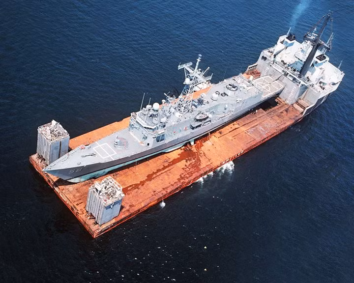 MV Mighty Servant 2 cũng là một "ngựa thồ" hạng nặng khác thường được Hải quân Mỹ sử dụng để chuyên chở các chiến hạm. Tàu này từng chở chiến hạm USS Samuel B. Roberts trở lại Mỹ sau khi bị trúng thủy lôi của Iran vào năm 1988. Ảnh: Lingerandlook.