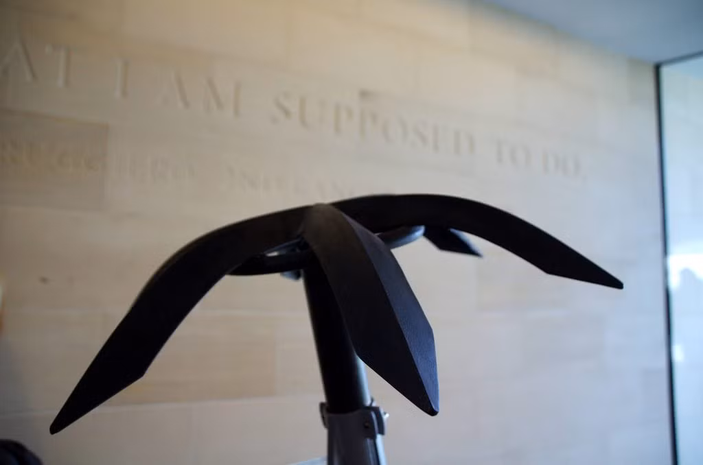 Móc sắt sử dụng ở Pointe du Hoc được trưng bày ở bảo tàng chiến thắng Normandy, Pháp. Nguồn ảnh: Sarah.