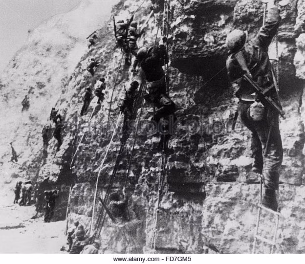 Để có thể trèo lên những vách đá này, lực lượng Biệt kích Mỹ được trang bị một thiết bị đặc biệt đó là cối bắn móc sắt. Những móc sắt này sẽ được nối với dây thừng, sau khi bắn lên vách núi, người lính sẽ có một đoạn dây để trèo lên trận địa pháo của đối phương. Nguồn ảnh: Alamy.