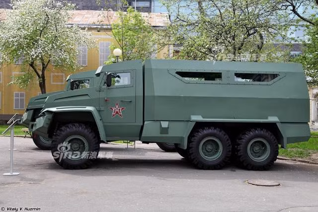 Phiên bản xe bọc thép chở quân thực chất là mẫu xe tải được đặt thêm mô-đun chở quân ở phía sau với khả năng chở theo tối đa 14 lính với đầy đủ vũ trang. Nguồn ảnh: Sina.