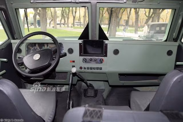 Giống với các loại xe quân sự của Nga, xe bọc thép Toros có nội thất cực kỳ tối giản nhưng được bố trí rộng rãi, thoáng mắt. Đặc biệt, trong xe có đầy đủ điều hòa và máy sưởi để phù hợp với mùa đông khắc nghiệt ở nước Nga. Nguồn ảnh: Sina.