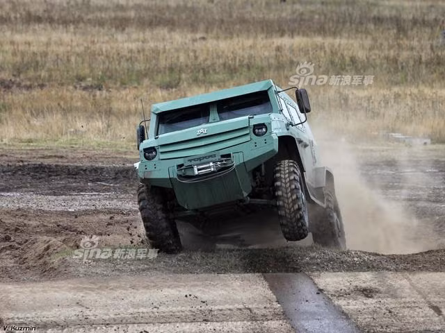 Với khoảng sáng gầm xe cao và được bọc thép che chắn kín, xe bọc thép Toros có khả năng di chuyển vượt địa hình rất tốt mà không sợ bị "sập gầm". Nguồn ảnh: Sina.