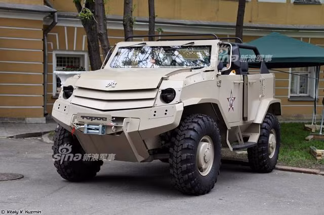 Phiên bản tiêu chuẩn của xe bọc thép Toros được thiết kế theo kiểu mui trần, phù hợp với các lực lượng thực thi pháp luật và phản ứng nhanh với thời gian triển khai quân cơ động hơn một số dòng xe cùng loại. Nguồn ảnh: Sina.