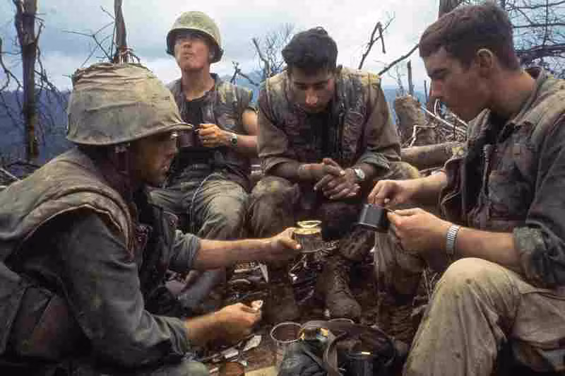 Một bữa ăn vội vàng của toán lính Mỹ sau khi vất vả chiếm được Đồi Thịt Băm. Khi chiến đấu, cơ thể người lính tiết ra nhiểu loại hooc-môn kích thích khiến người lính tỉnh táo, hưng phấn và không cảm thấy mệt mỏi. Tuy nhiên ngay sau khi nguy hiểm qua đi, họ sẽ bị cơn đói, cơn khát hành hạ dữ dội. Nguồn ảnh: NPR.
