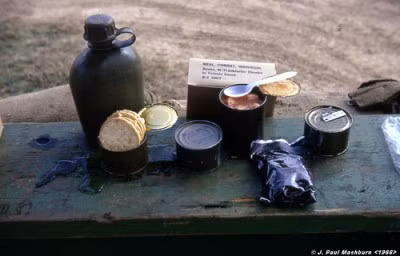 Khẩu phần ăn tiêu chuẩn của binh lính Mỹ bao gồm một hộp rau, một hộp thịt, một hộp bánh quy và một hộp sữa, ngoài ra còn có các loại kẹo tăng lực, kẹo ngậm bù nước, thuốc kháng sinh,... Nguồn ảnh: Smithsonia.