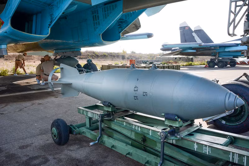 Ví dụ rõ nét nhất như lực lượng Không quân Nga ở Syria, họ có màn trình diễn khá xuất sắc ngay cả khi chỉ sử dụng các loại bom thông dụng không dẫn đường. Và thứ họ cần để đảm bảo độ chính xác của đường đạn là sự hỗ trợ của hệ thống tính toán đạn đạo tiên tiến trên các phi cơ chiến đấu của mình thay vì thay đổi cấu trúc quả bom. Nguồn ảnh: FA.