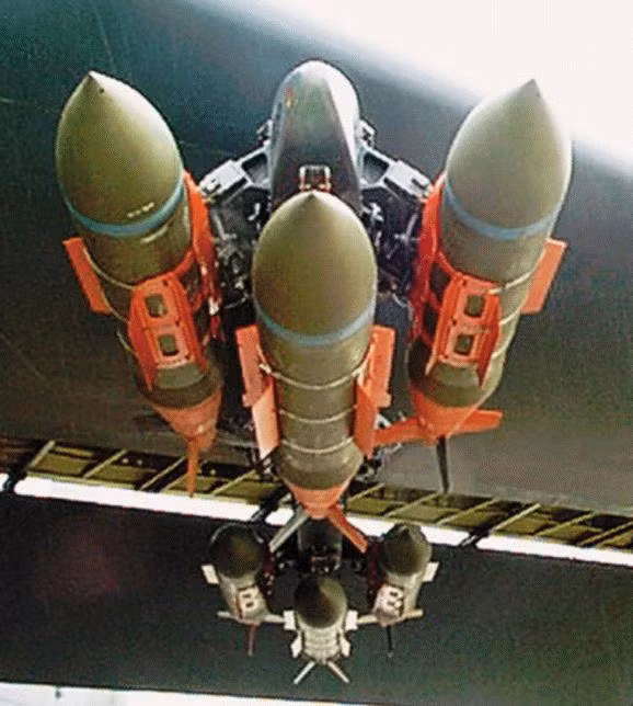 Ngoài ra, một vài bộ "quần áo" có khả năng hỗ trợ điều chỉnh quỹ đạo bay của bom "ngu" cũng được không quân các nước sản xuất giúp cho các loại bom này có được khả năng điều chỉnh quỹ đạo bay của mình giúp giảm thiểu độ lệch mục tiêu tương đương với các loại bom thông minh. Nguồn ảnh: Fede.